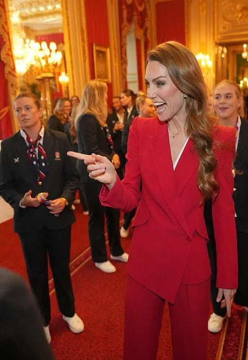 Кейт Миддлтон выбрала эффектный брючный костюм красного цвета