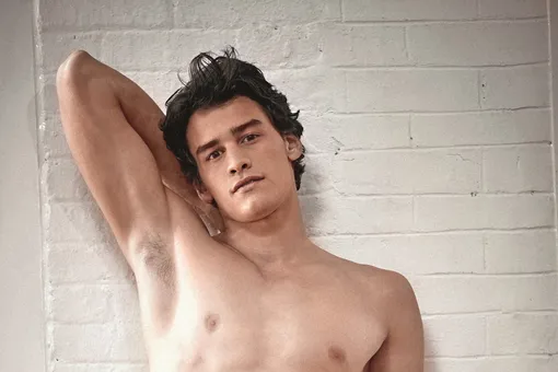 Почему он оглядывается на других девушек? Почему он оглядывается на других девушек?