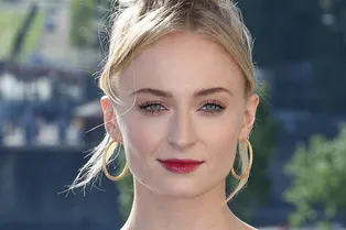 «Худышка с красивой грудью!»: Софи Тернер без бюстгальтера вызвала ажиотаж «Худышка с красивой грудью!»: Софи Тернер без бюстгальтера вызвала ажиотаж