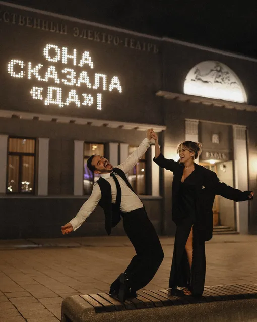 Тимур Родригез и Катя Кабак у кинотеатра «Художественный»