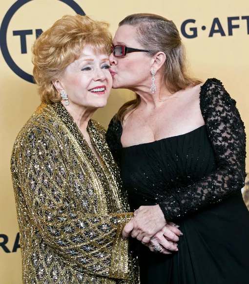 Дебби Рейнольдс и Кэрри Фишер, январь 2015 Дебби Рейнольдс и Кэрри Фишер, январь 2015