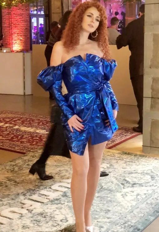 Новый образ Лены Катиной