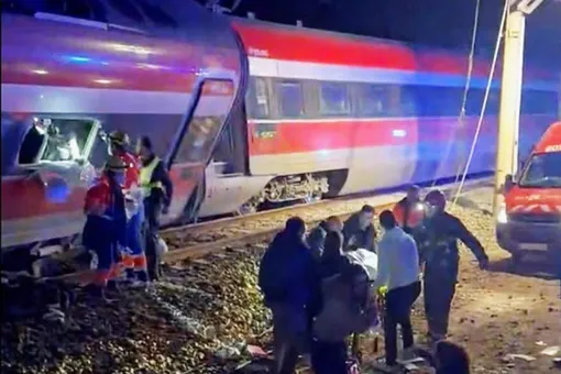 «Крайне странная» катастрофа: два высокоскоростных поезда столкнулись в Испании — 21 человек погиб. Видео «Крайне странная» катастрофа: два высокоскоростных поезда столкнулись в Испании — 21 человек погиб. Видео