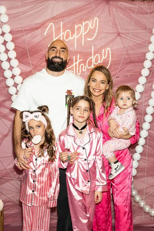 Анна Хилькевич с дочерьми и мужем