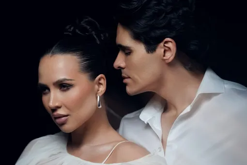 Беременную Лерчек с обнаженным животом снял ее жених-иностранец Беременную Лерчек с обнаженным животом снял ее жених-иностранец