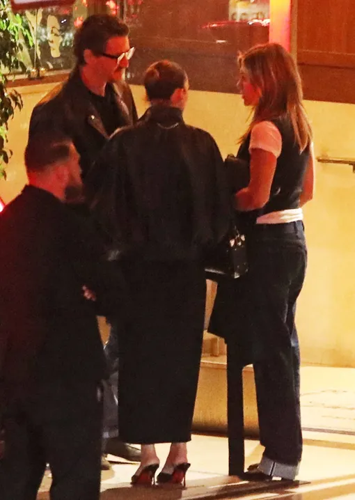 Дженнифер Энистон и Педро Паскаль на парковке у бара