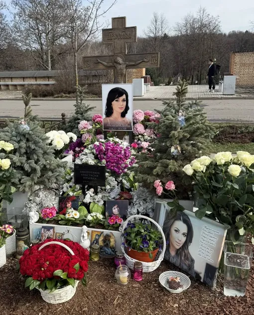 Могила Анастасии Заворотнюк. 3 апреля 2026 г. Могила Анастасии Заворотнюк. 3 апреля 2026 г.