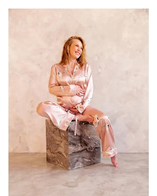 Певица в пижамном образе Певица в пижамном образе