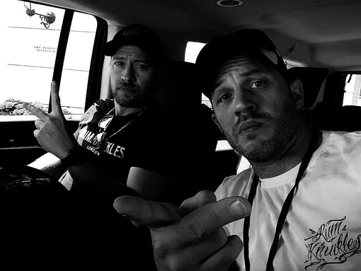 Вместе с дублером Джейкобом Томури Том Харди снялся в нескольких фильмах Том Харди