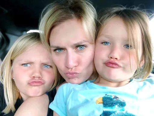 Артистка с дочерьми