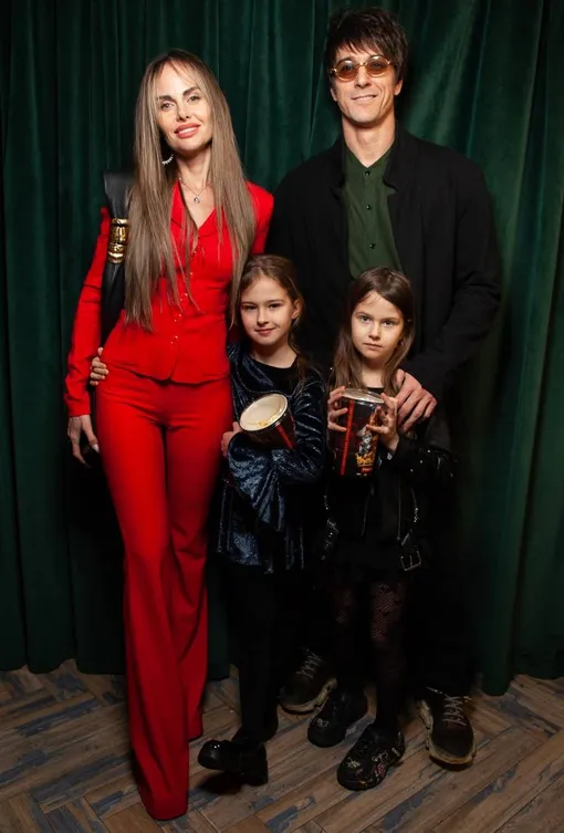 Аурика Алехина с мужем Станиславом Бондаренко, дочками Алексией и Микаэлой