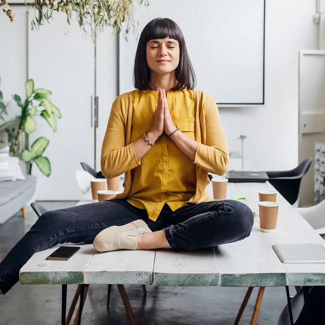 Йога для «синих воротничков»: лучшие упражнения для офисных сотрудников