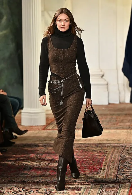 Джиджи Хадид в наряде из твида