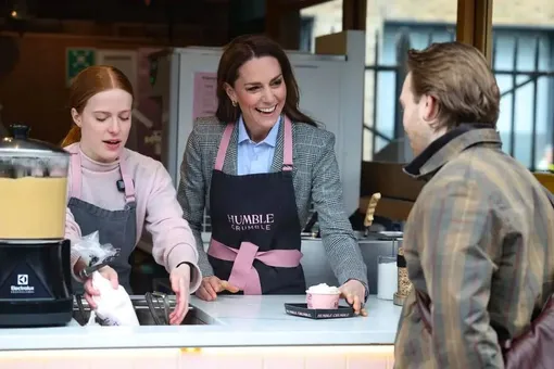 Кейт Миддлтон в кондитерской