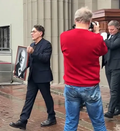 Сергей Маковецкий нес портрет близкого друга