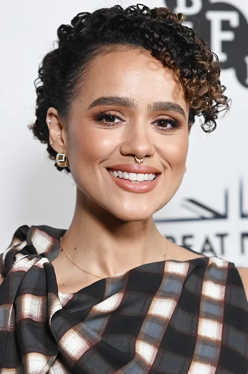 Натали Эммануэль показала свою версию короткой стрижки для кудрявых волос