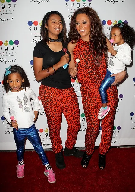 Мел Би с дочками Мел Би с дочками