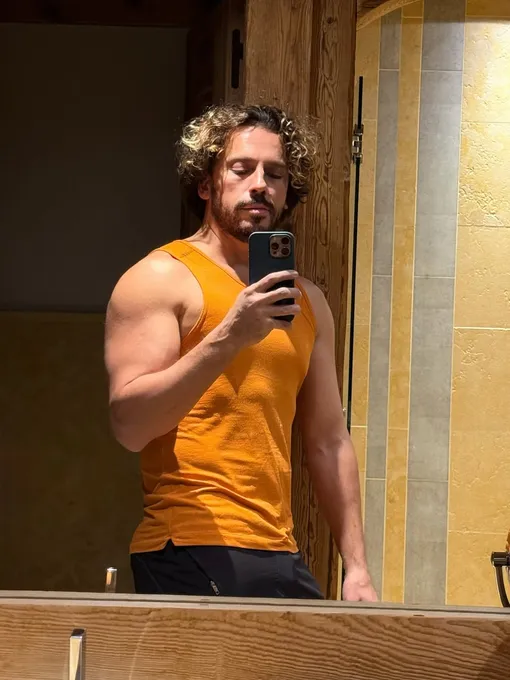 Максим Галкин похвастался фигурой