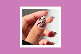 Зебра в софитах: как сделать этот сверкающий маникюр со звериным принтом без помощи мастера