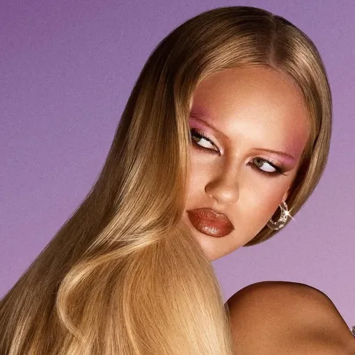 Модель Лулу Рейнольдс показала макияж роковой красотки, выполненный в розовых тонах