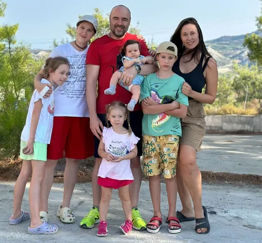 У Романа и Елены Товстиков шестеро детей