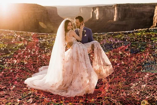 Пара из США обручилась на канатах на высоте 120 метров Пара из США обручилась на канатах на высоте 120 метров