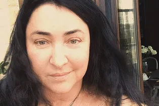 Естественная красота: 52-летняя Лолита показала фото без макияжа