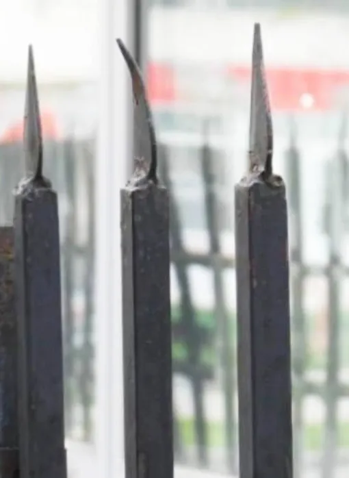 Один из них штырей забора изогнут. На нем остались следы, похожие на кровь