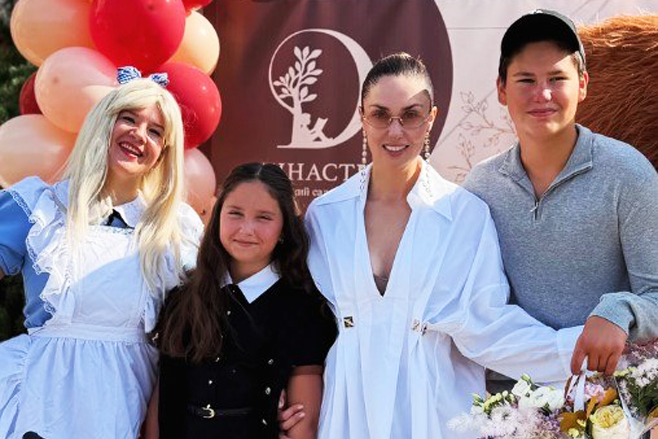 Агата Муцениеце в одиночку проводила в школу детей от Павла Прилучного