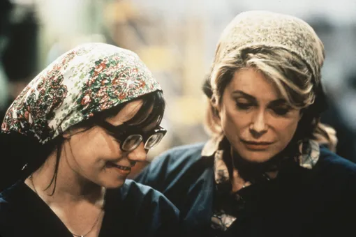 Бьорк и Катрин Денев в фильме «Танцующая в темноте» Бьорк и Катрин Денев в фильме «Танцующая в темноте»