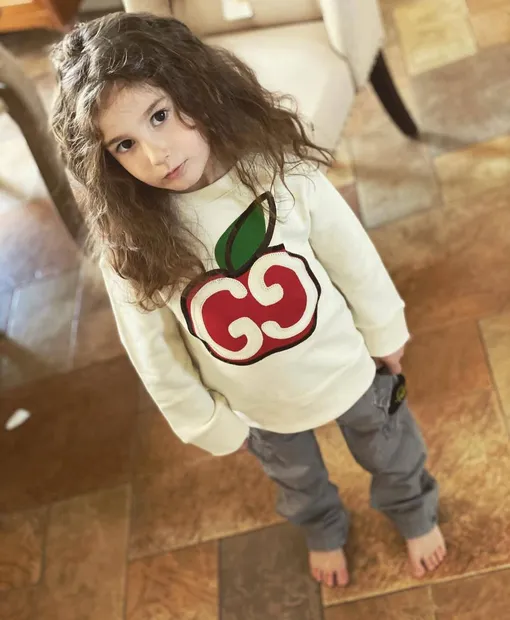 Оливия похожа на Кети Топурию не только внешне, но и стилем одежды Оливия похожа на Кети Топурию не только внешне, но и стилем одежды