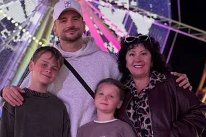 «Мы вернулись»: Сергей Лазарев повторил семейные фото с сыном в Дубае спустя 7 лет «Мы вернулись»: Сергей Лазарев повторил семейные фото с сыном в Дубае спустя 7 лет