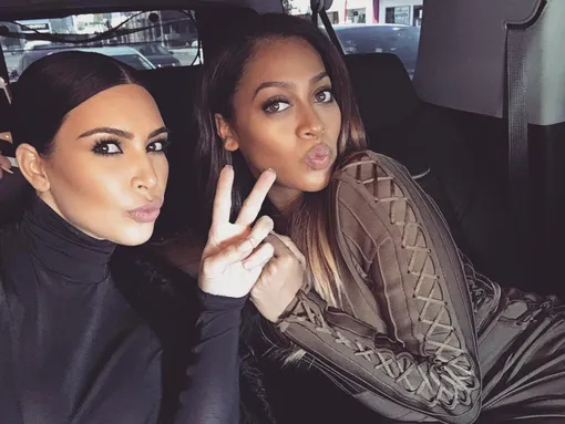 Ким Кардашьян любит делать селфи в автомобиле