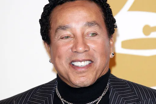 Четыре бывших домработницы культового певца Смоки Робинсона обвинили его в изнасилованиях Четыре бывших домработницы культового певца Смоки Робинсона обвинили его в изнасилованиях