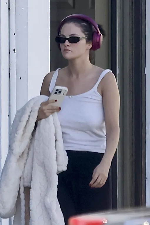 Селена Гомес без бра Селена Гомес без бра