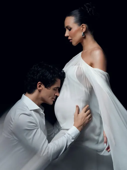 Луис Сквиччиарини трогательно поцеловал округлившийся животик Валерии Чекалиной