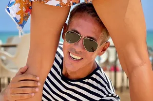 «А снимает дочь?»: обнаженные Алексей Панин с женой на пляже шокировали фанатов