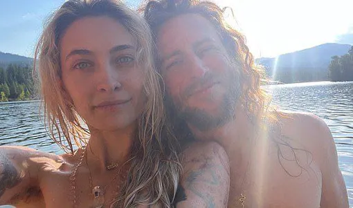 Пэрис Джексон отдохнула в компании Джастина Лонга Пэрис Джексон отдохнула в компании Джастина Лонга