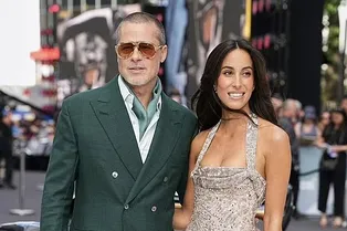 Брэд Питт в изумрудном костюме и Инес де Рамон в сверкающем платье с декольте обнимались на премьере в Лондоне Брэд Питт в изумрудном костюме и Инес де Рамон в сверкающем платье с декольте обнимались на премьере в Лондоне