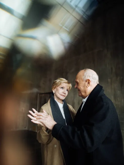 Вера Алентова и Владимир Меньшов танцуют