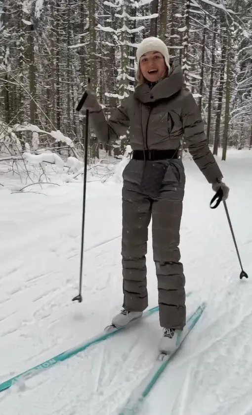 Полина Гагарина на прогулке в лесу