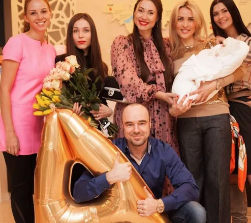 Полина Диброва (крайняя слева) с Еленой и Романом Товстиками на выписке их четвертого ребенка Полина Диброва (крайняя слева) с Еленой и Романом Товстиками на выписке их четвертого ребенка