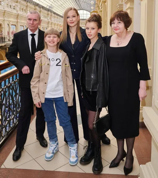 Юлия Пересильд с отчимом, мамой и обеими дочерьми в ГУМе Юлия Пересильд с отчимом, мамой и обеими дочерьми в ГУМе