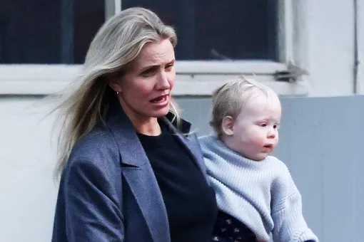 Кэмерон Диас с годовалым сыном на руках у ресторана сняли папарацци Кэмерон Диас с годовалым сыном на руках у ресторана сняли папарацци