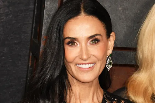 Деми Мур в прозрачном комбинезоне с экстремальным декольте без белья появилась в день рождения на премьере Деми Мур в прозрачном комбинезоне с экстремальным декольте без белья появилась в день рождения на премьере