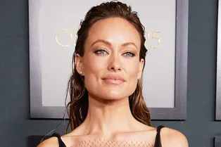 «А где бюстгальтер?»: Оливия Уайлд в провокационном образе на премии смутила фанатов