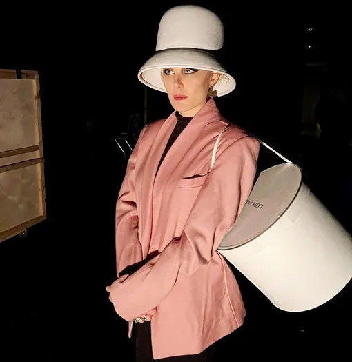 Рената Лиитвинова снялась в образе томной парижанки