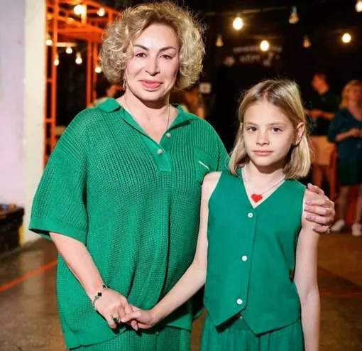 Мать Тимати с внучкой Алисой