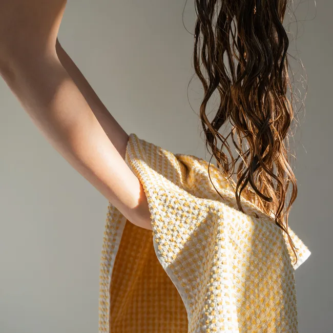 От «плохой» шапки до ночного умасливания: 9 главных ошибок в зимнем уходе за волосами