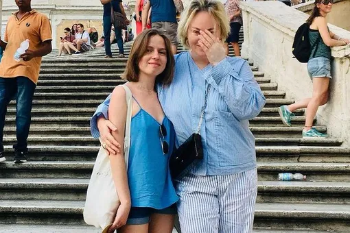 «Анечке повезло со свекровью»: Лариса Гузеева нежно обняла невестку в Венеции «Анечке повезло со свекровью»: Лариса Гузеева нежно обняла невестку в Венеции